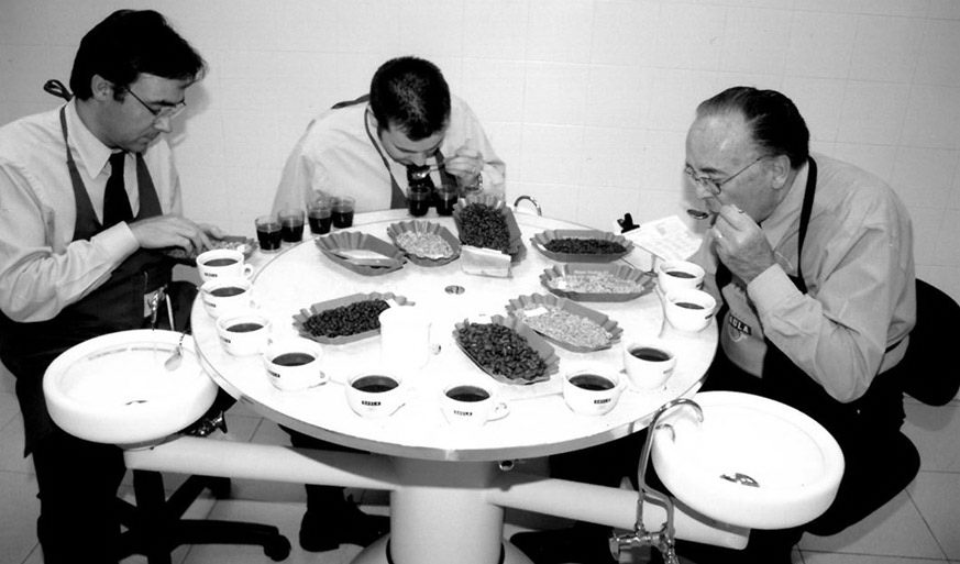 Joan Saula comprobando la calidad del grano de café