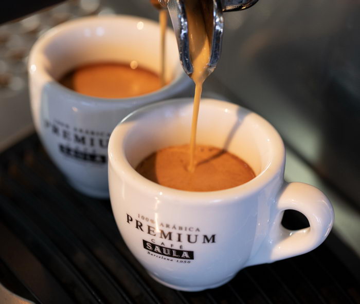 Mesa con una taza de café