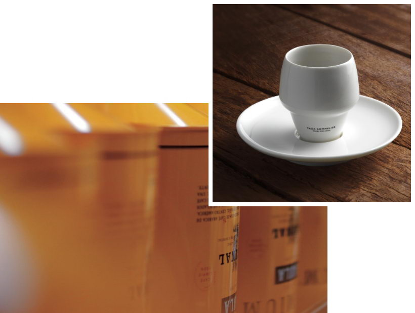 Latas de café y una taza