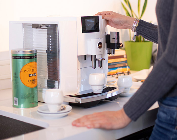 Camarero utilizando una máquina de café
