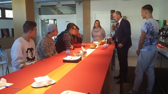 Los alumnos del PFI de restauración visitan Café Saula